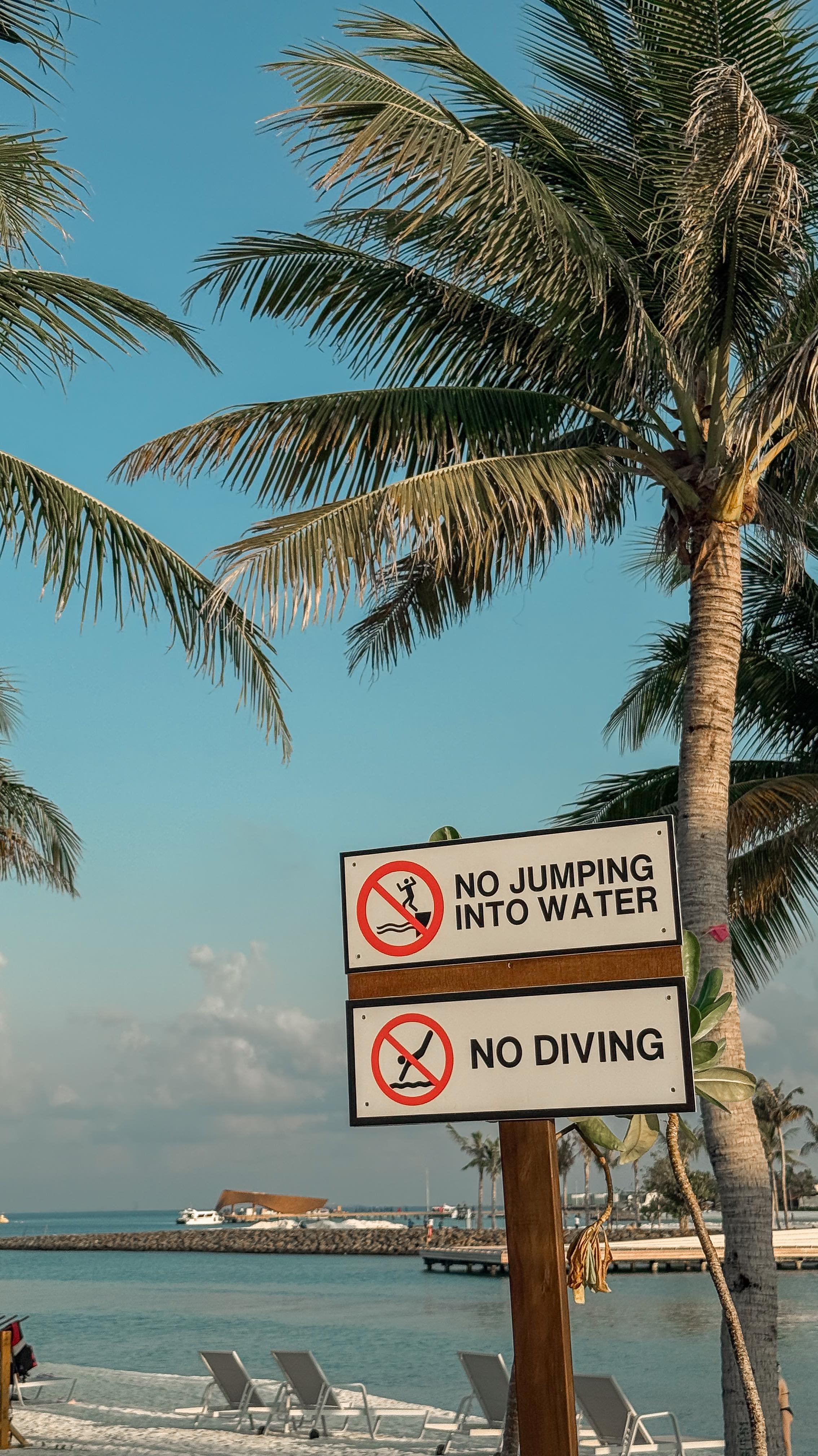 Instagram post by @benzkhaokhwan for Innisfree. Caption reads: มาดูเบื้องหลังเบนซ์กับเพลงHotdealกันค่าาา🧡✨.