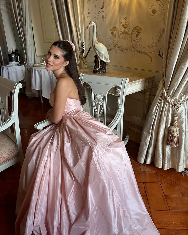Instagram post by @juliabastoss for Oscar De La Renta. Caption reads: Wearing @oscardelarenta.