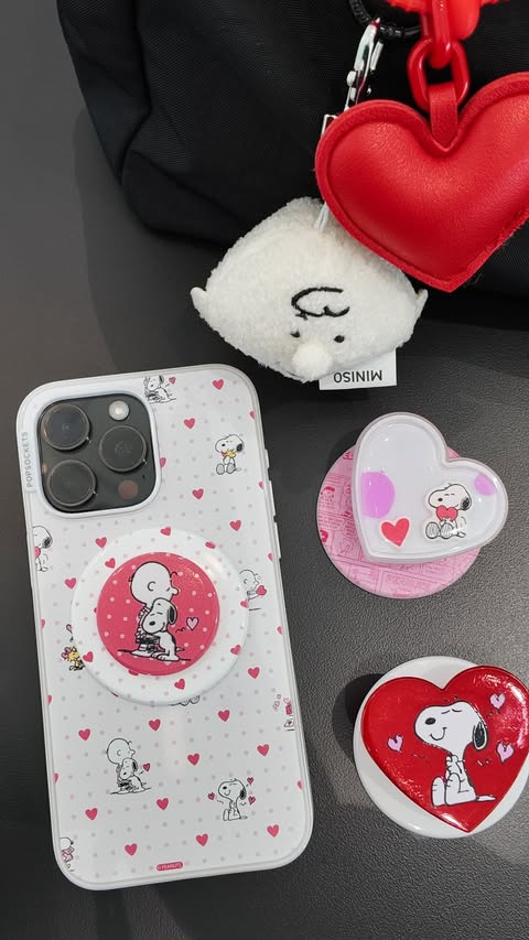 Instagram post by @mainstreetedit for PopSockets. Caption reads: 🤍🩷❤️ PopSockets | Peanuts Valentine’s Day....