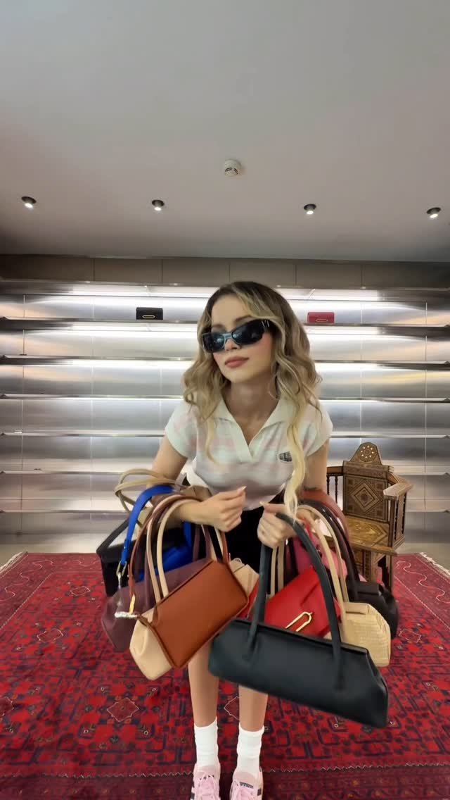 Instagram post by @iremkiziltac for LES BENJAMINS. Caption reads: Hangisini taksam bilemedim ki?
#isbirligi.