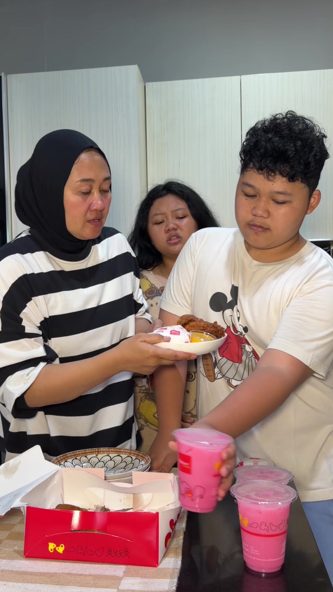 TikTok post by @mimiechi_ for thinkyup.id. Caption reads: [...] bangett, aku beli pake voucher dari....