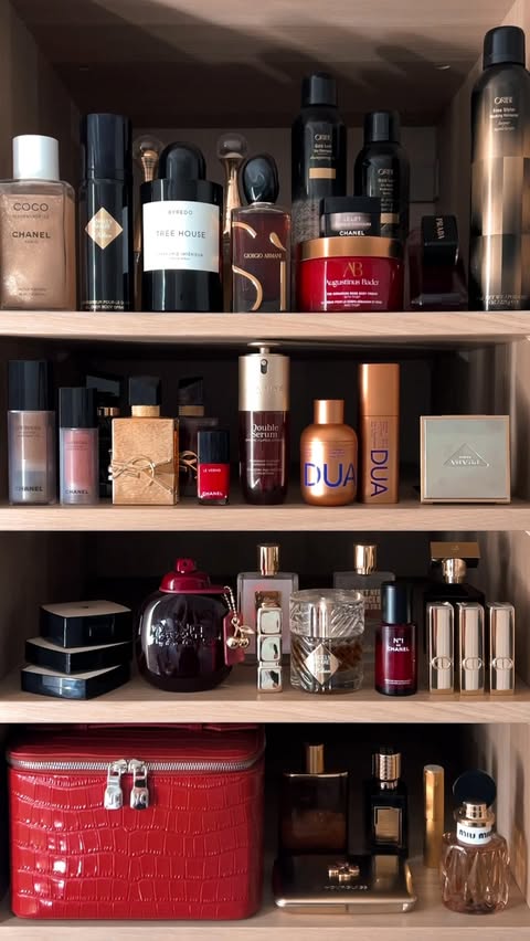 Instagram post by @shes_lj_ for KILIAN PARIS. Caption reads: Playing in my beauty room again ♥️🧑🏽‍🩰 #shelfie....