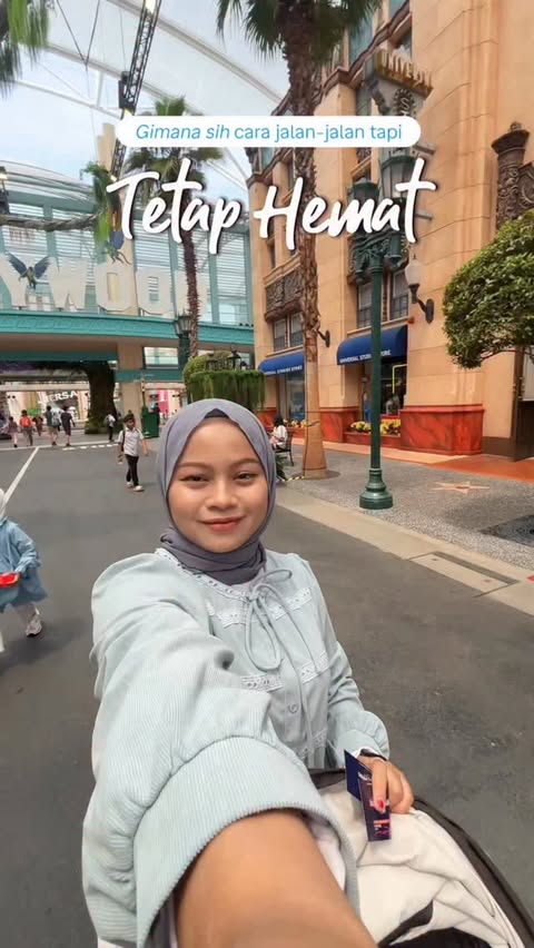 Instagram post by @almirakys for Traveloka. Caption reads: [...] akhir tahun juga, wajib banget cek Traveloka....