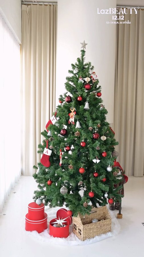 Instagram post by @gracebudsarin for LAZADA.co.th. Caption reads: LazBEAUTY 12.12 พรีเซลบิวตี้ลดแรง! ส่งท้ายปี!....