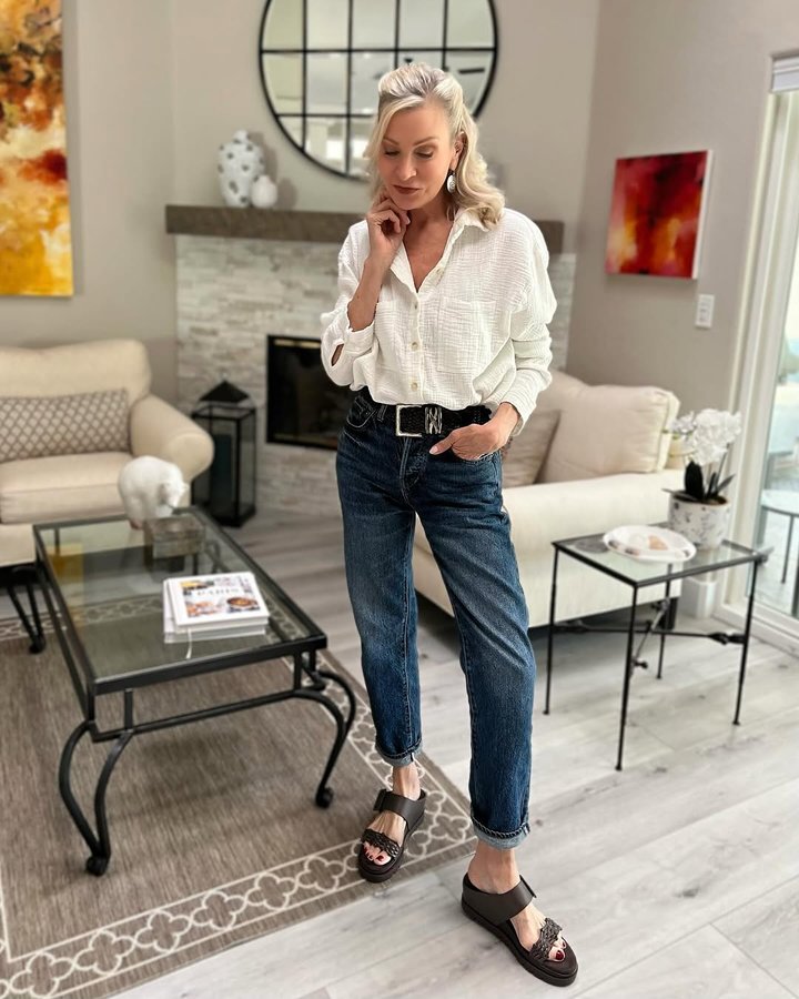 Instagram post by @moreturquoise for Jambu. Caption reads: [...] and traveling is EASY with my comfy....