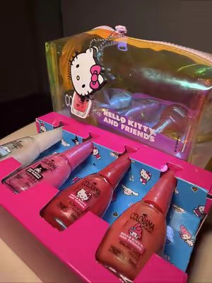 TikTok post by @laizamleite for Esmalte Colorama. Caption reads: [...] Colorama Hello Kitty and Friends! @Esmalte....