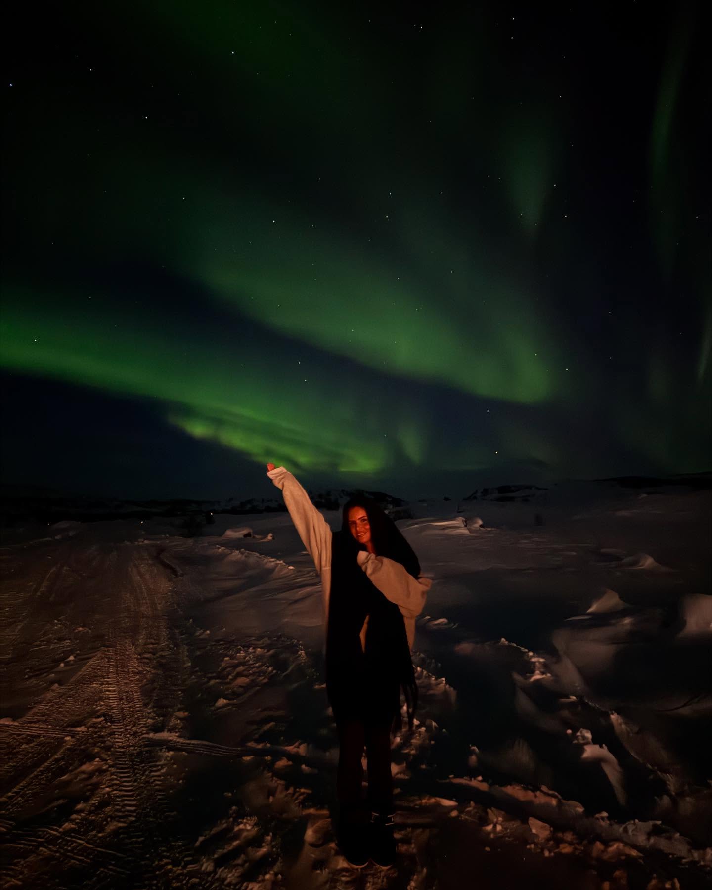 Instagram post by @jasminazizam for Tourlane. Caption reads: Iceland dump 🥹💫❄️🌌 einer der schönsten Reisen....