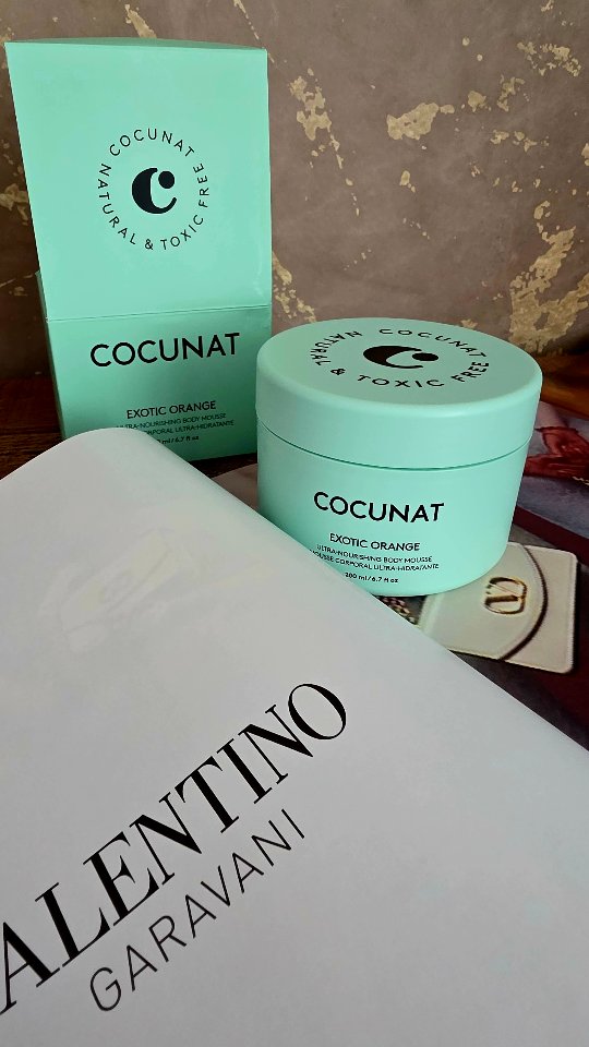 Instagram post by @taviben.kitchen for Cocunat. Caption reads: [...] ✨
My daily cuddle? Exotic Orange by Cocunat....