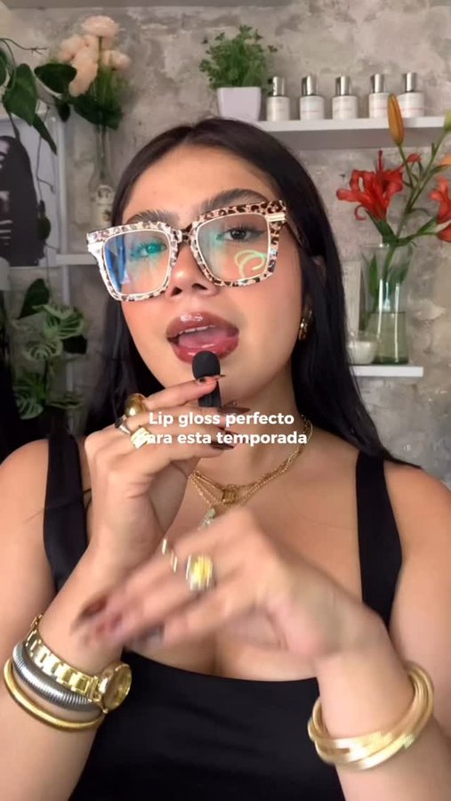 Instagram post by @kenniavianey for Cyzone. Caption reads: El gloss perfecto para esta temporada....