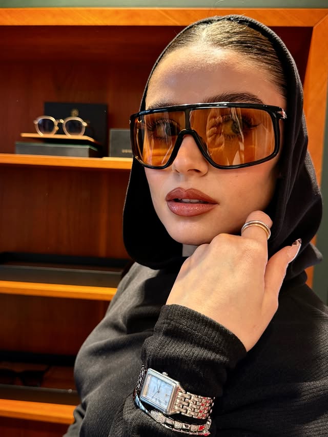 Instagram post by @ayseyukselofficiall for Safilo Group. Caption reads: 🖤😎 @safiloturkey  #dbeyewear 

#reklám.