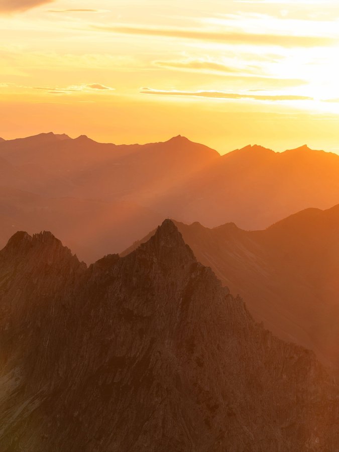 Instagram post by @iambastiano for Discover Earth. Caption reads: [...] #spätsommer #bergliebe #sonyalpha....