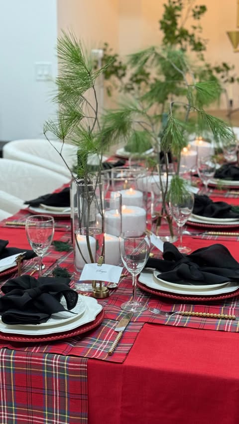 Instagram post by @karen_homestyle for Solino Home. Caption reads: [...] with you my Christmas Table from @solinohome....
