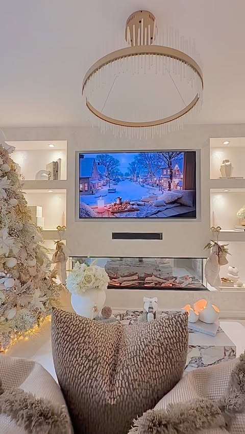 Instagram post by @thegrey_house_sparkles for Candlera Candle. Caption reads: 💫🤍 Happy Tuesday 🤍💫

Had such a busy day....