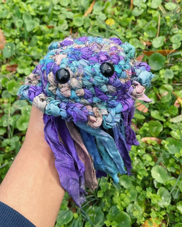 Instagram post by @crochetingworlds for Darn Good Yarn. Caption reads: [...] made from sari silk ribbon yarn from....