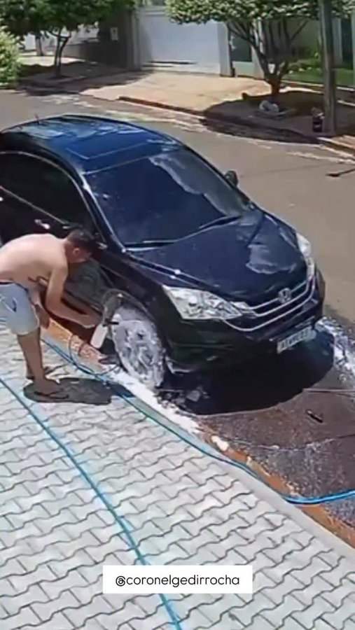 Instagram post by @coronelgedirrocha for Havaianas. Caption reads: Ainda bem que eram @havaianas !!! 🤣🤣🤣.