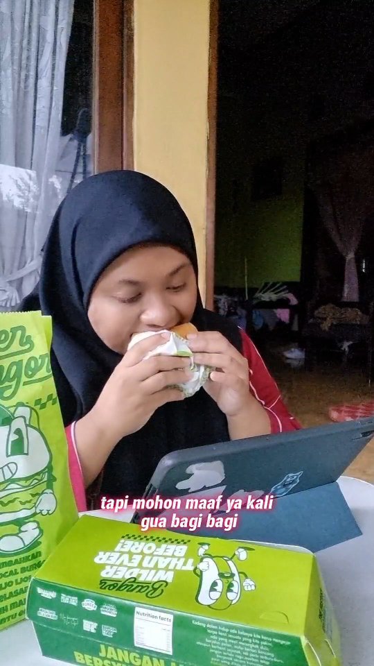 Instagram post by @pita_makanmakan for Gojek Indonesia. Caption reads: Jajan lebih hemat setiap hari pakai GoFood....