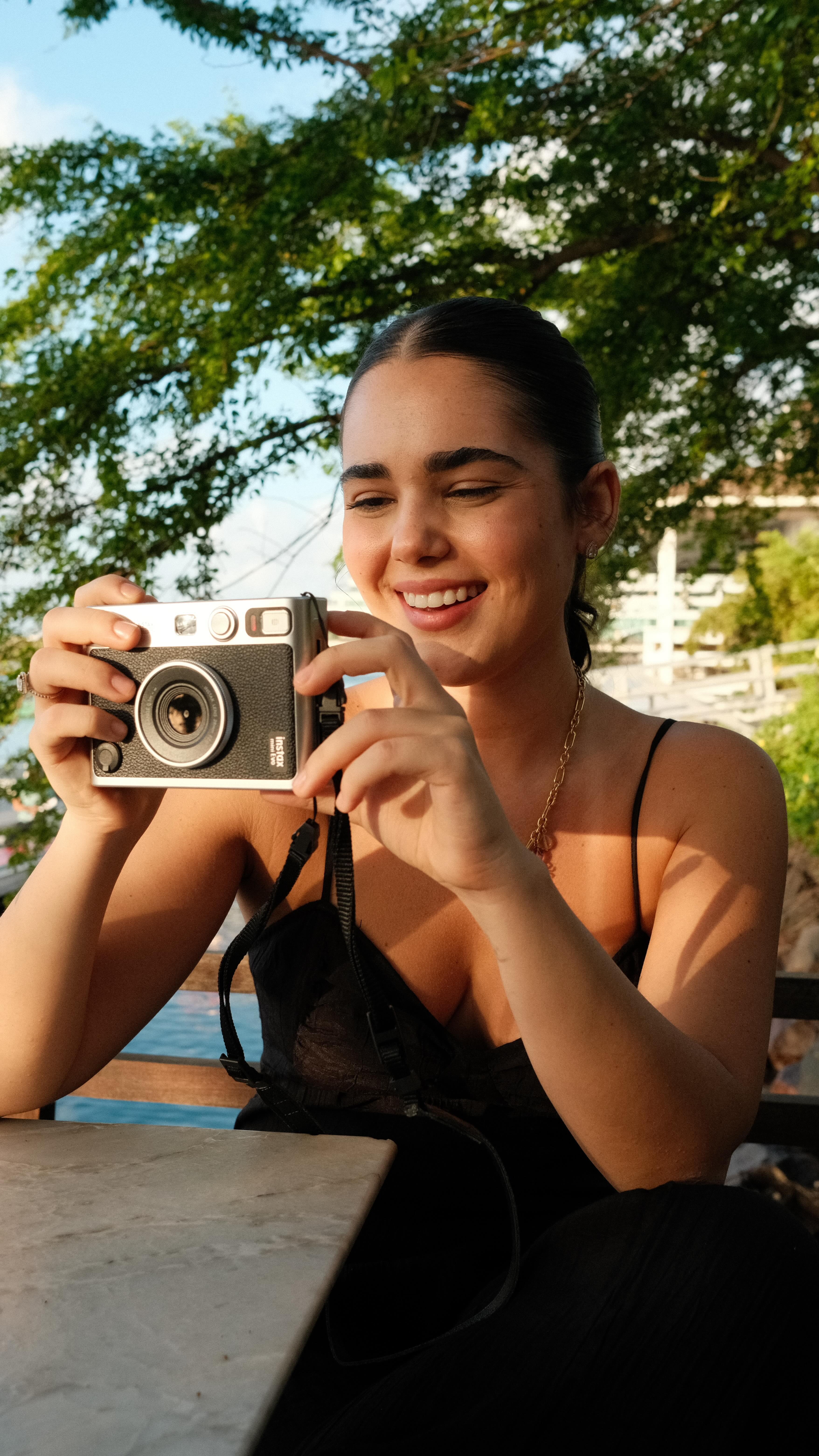 Instagram post by @camila.barbosa for Instax. Caption reads: Minha nova companheira 🩷 Instax Mini Evo da....