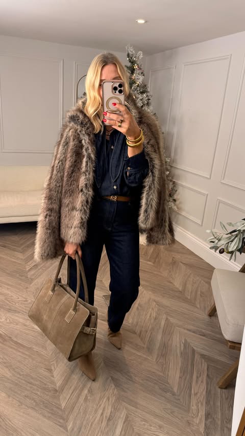 Instagram post by @melissamurrellpersonalstyling for MINT VELVET. Caption reads: [...] is for you 🎄😉

We’re starting with....