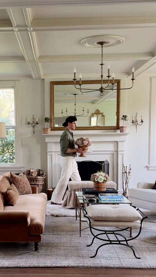 Instagram post by @freddiecipoletti for Venus et Fleur. Caption reads: [...] and timeless love with gifts from....