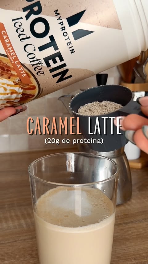 Instagram post by @mariap.fit for Myprotein. Caption reads: [...] el día☕️🤎 Hoy: Iced Caramel Latte de....