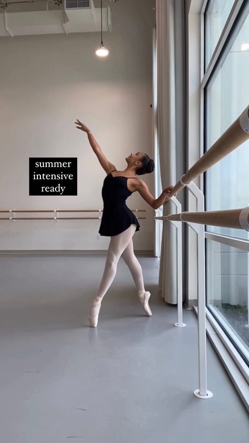 Instagram post by @noeleilani for Só Dança. Caption reads: Goodbye, year-round uniform…hellooo black leos for....