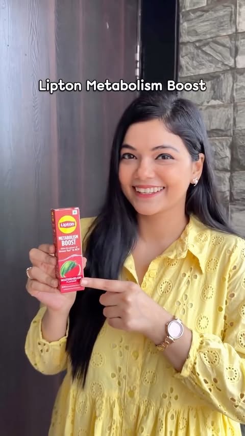 Instagram post by @nasreen_._official for Lipton. Caption reads: [...] that fit into my everyday life, with Lipton....