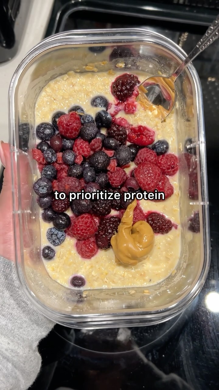 Instagram post by @real.life.nutritionist for Orgain. Caption reads: Details in the caption 💖👇 #AD

Breakfast....