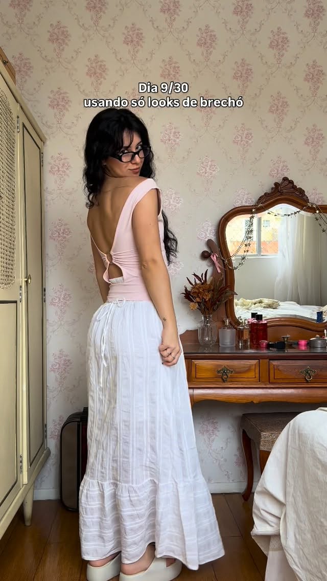 Instagram post by @emanuellemge for Melissa. Caption reads: Garimpos + @melissaoficial 🤍

#bazar #vintage....