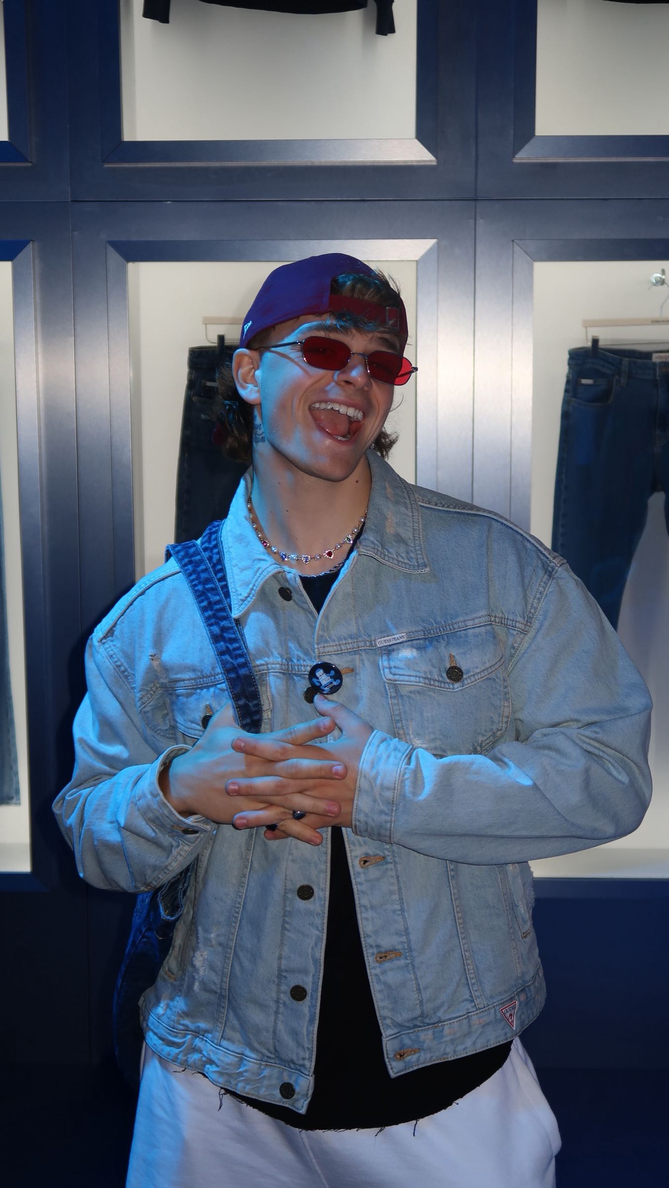 Instagram post by @efektmotvla for MODIVO. Caption reads: GUESS WHO’S BACK?

@guessjeans @modivo #GUESSJEANS....