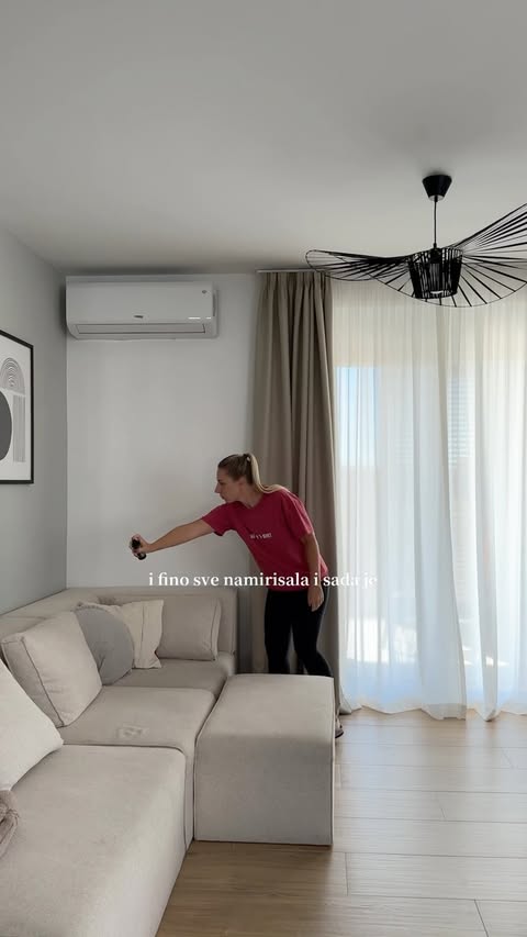 Instagram post by @iva_kaksa for Philips. Caption reads: [...] tepih jer bez njega je baš prazno 🙈....
