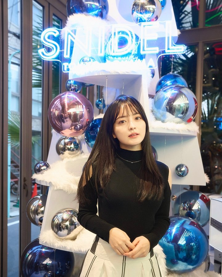 Instagram post by @kiyoisaki_official for SNIDEL. Caption reads: . LIMITED STORE「SNIDEL TOKYO AOYAMA」にて開催されたHOLIDAY....