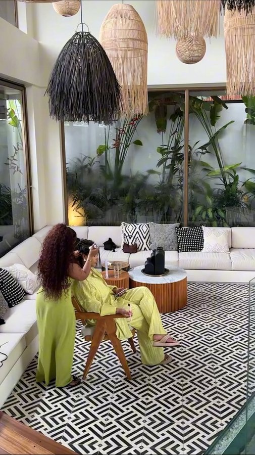 Instagram post by @crownedbymiks for D Hair Boutique. Caption reads: [...] it doesn’t get sweeter 😉
Hair:....