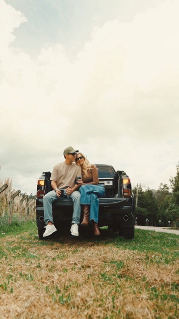 Instagram post by @juanmamendozah for Ford Colombia. Caption reads: [...] detalles más sencillos. 

@fordcolombia....