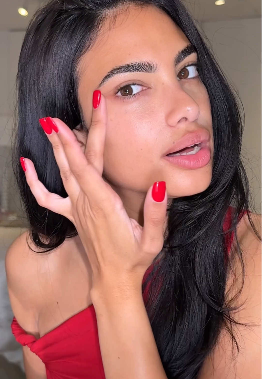 TikTok post by @embtff for Maybelline New York. Caption reads: Mon effortless makeup en 5 mins ⭐️ Gros coup de....