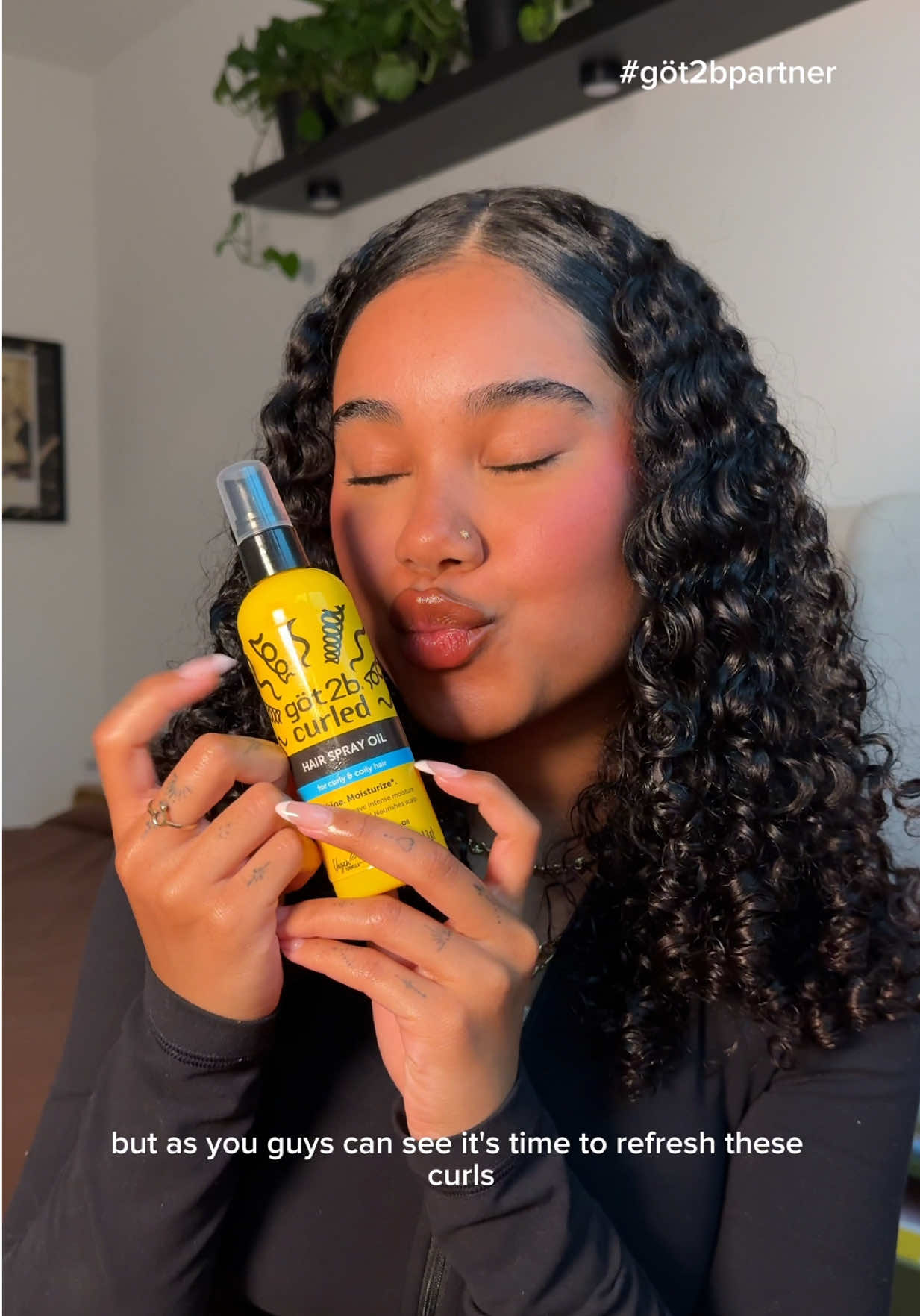 TikTok post by @stephaniecaraballo for Krosse Kerle Kartoffelchips. Caption reads: #got2bpartner amigaaaa look at the shine that the....