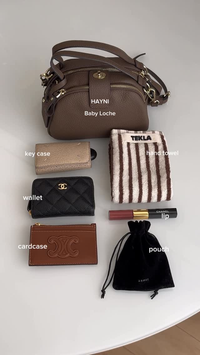 Instagram post by @03_mny for HAYNI. Caption reads: what's in my bag👜🖤

最近のバッグの中身👝
バッグは @bag_hayni....