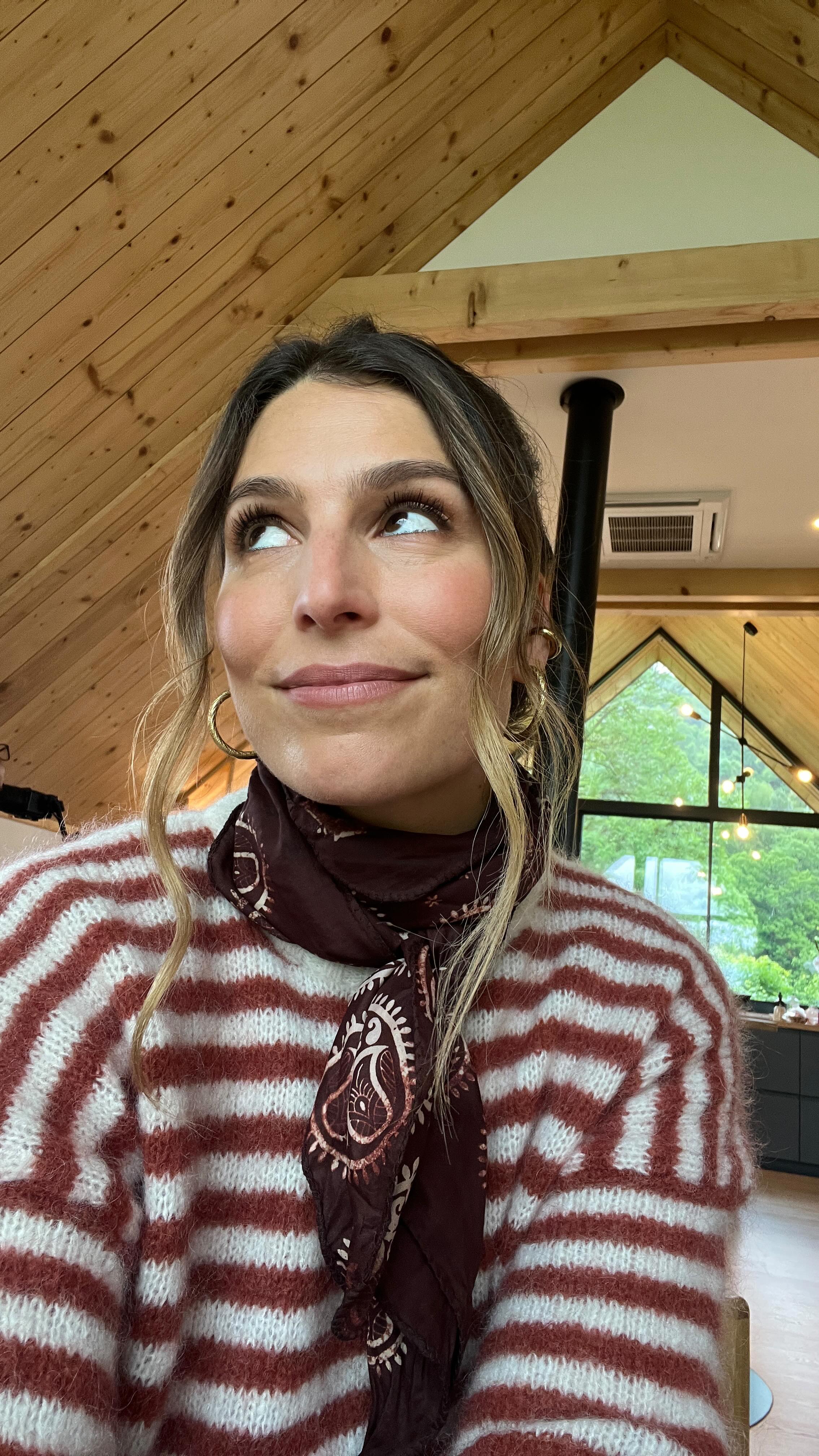 Instagram post by @laurythilleman for Airbnb. Caption reads: 🚴‍♀️ Avec @airbnb, je vous emmène sur la route du....