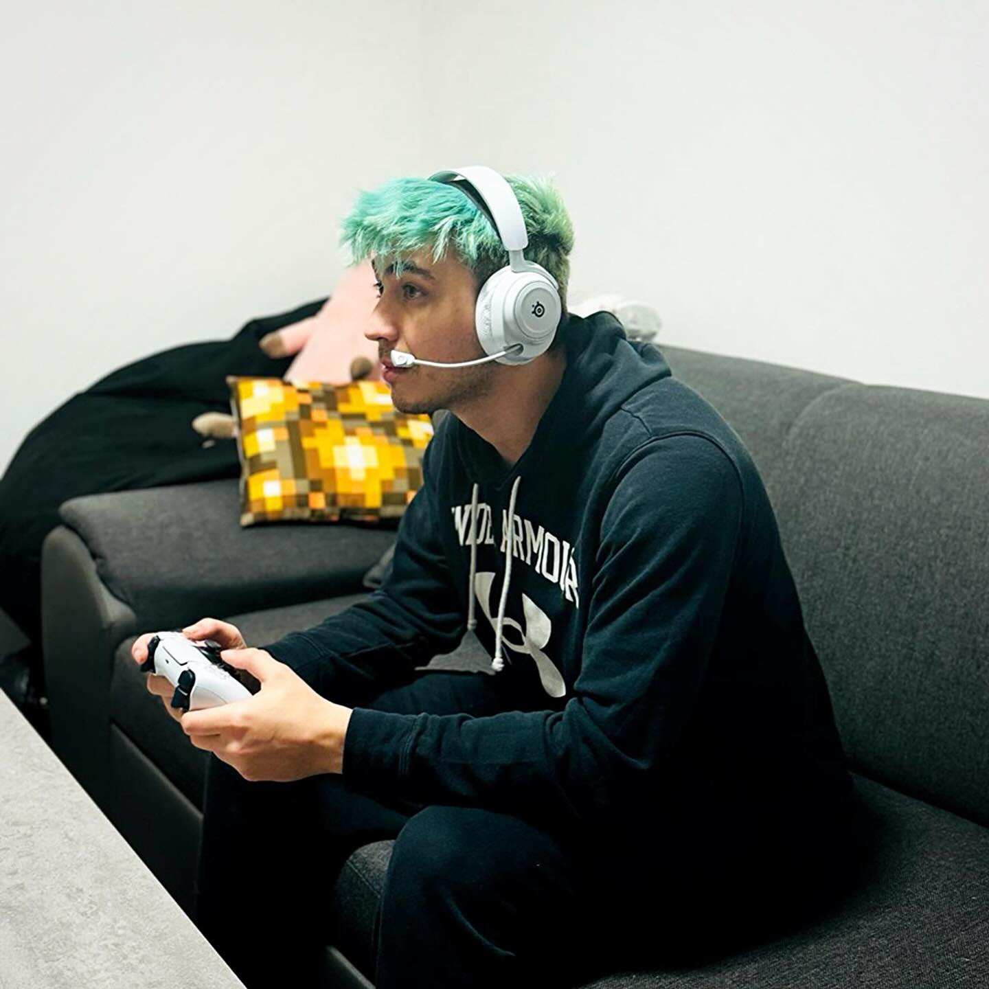 Instagram post by @cuky2222 for SteelSeries. Caption reads: Pokud hledáte sluchátka k PS4 nebo Xboxu tak je za....