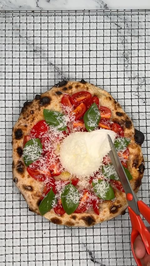 Instagram post by @pizzarosha for Ooni. Caption reads: [...] and so good. #pizza #pizzanapoletana....