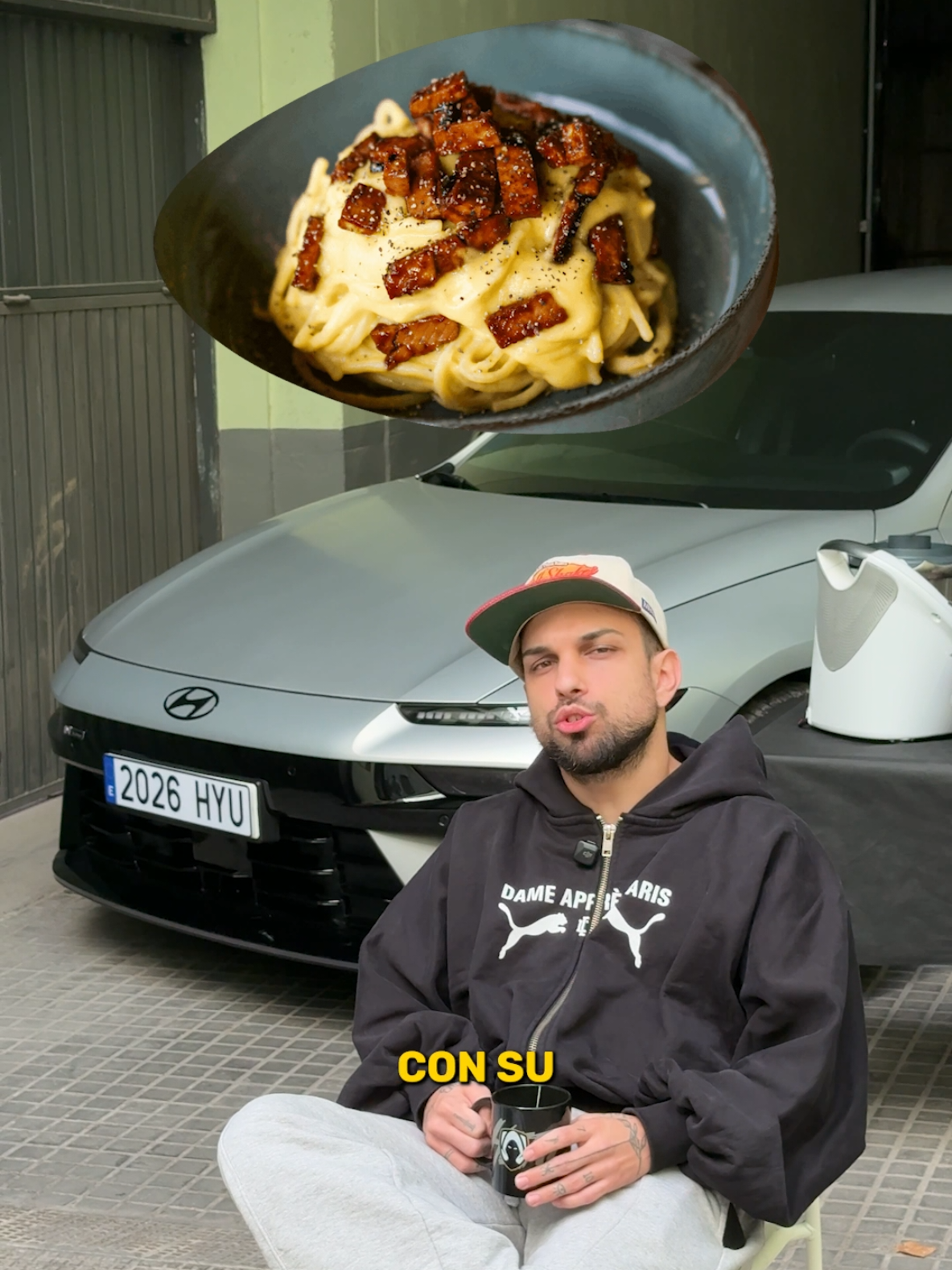 TikTok post by @teamheretics for Hyundai. Caption reads: [...] le cocinan en un garaje enchufado a un....