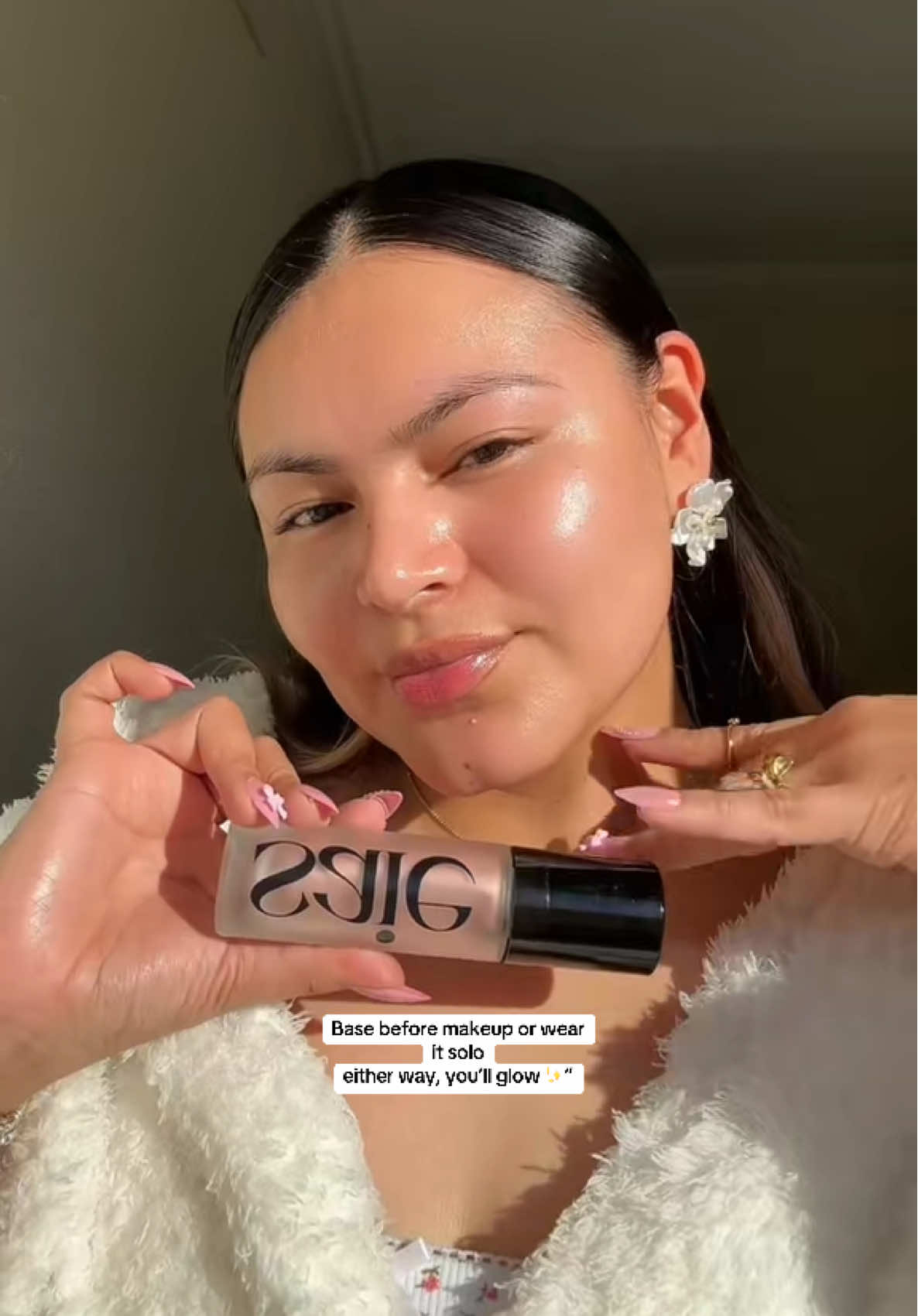 TikTok post by @sarahy_reyesg for Saie hello. Caption reads: @Saie 💜 #saiesuperglowygel #saiemakeup #glowyskin....