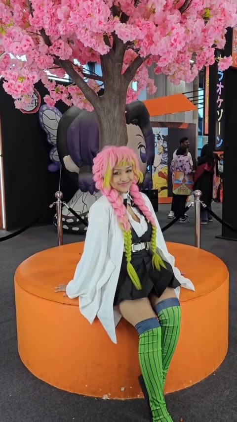 Instagram post by @itsipsi_ for Crunchyroll. Caption reads: [...] the love 💖
Stayed for the anime....