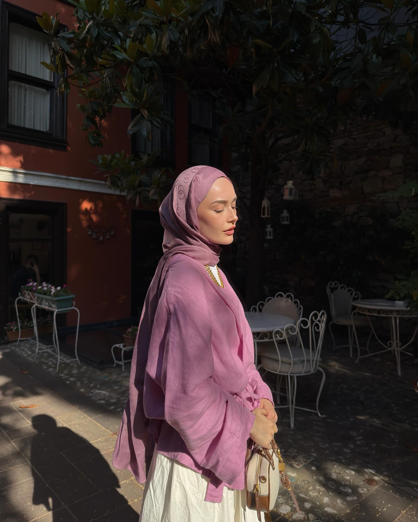 Instagram post by @ekinokslu for Imannoor. Caption reads: Kız neşesi 💖💐

@imannoor #işbirliği....