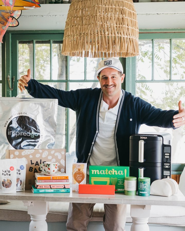 Instagram post by @justinpasutto for Davidstea. Caption reads: *GIVEAWAY CLOSED* Here’s a virtual hug for Mom!....