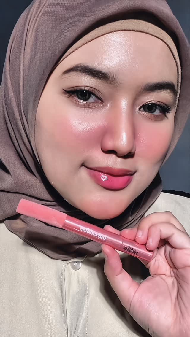 Instagram post by @dwiffahraherz for Barenbliss. Caption reads: [...] lips skincare infused 👀 @barenbliss_id....