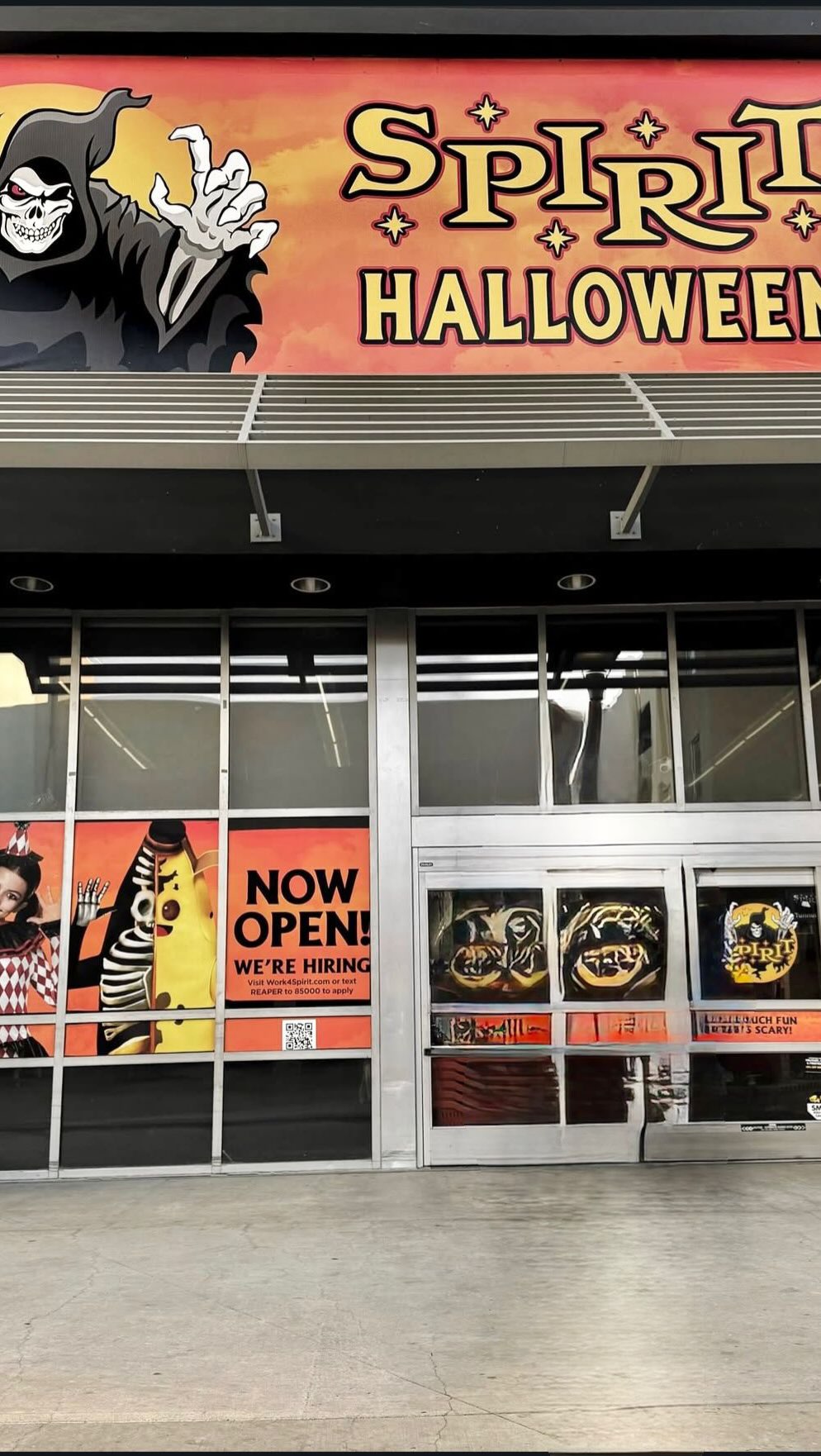 Instagram post by @paulinhakarina for Spirit Halloween. Caption reads: [...] my imagination to life with @SpiritHalloween....