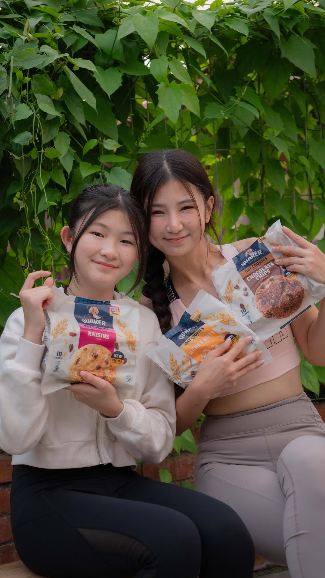 Instagram post by @vickiebeibei for Quaker. Caption reads: 咬着咬着 不小心就吃完了 🍪
.
.
真的太好吃啦！
每当要选择零食 我都会挑选低卡的零食 🍪....