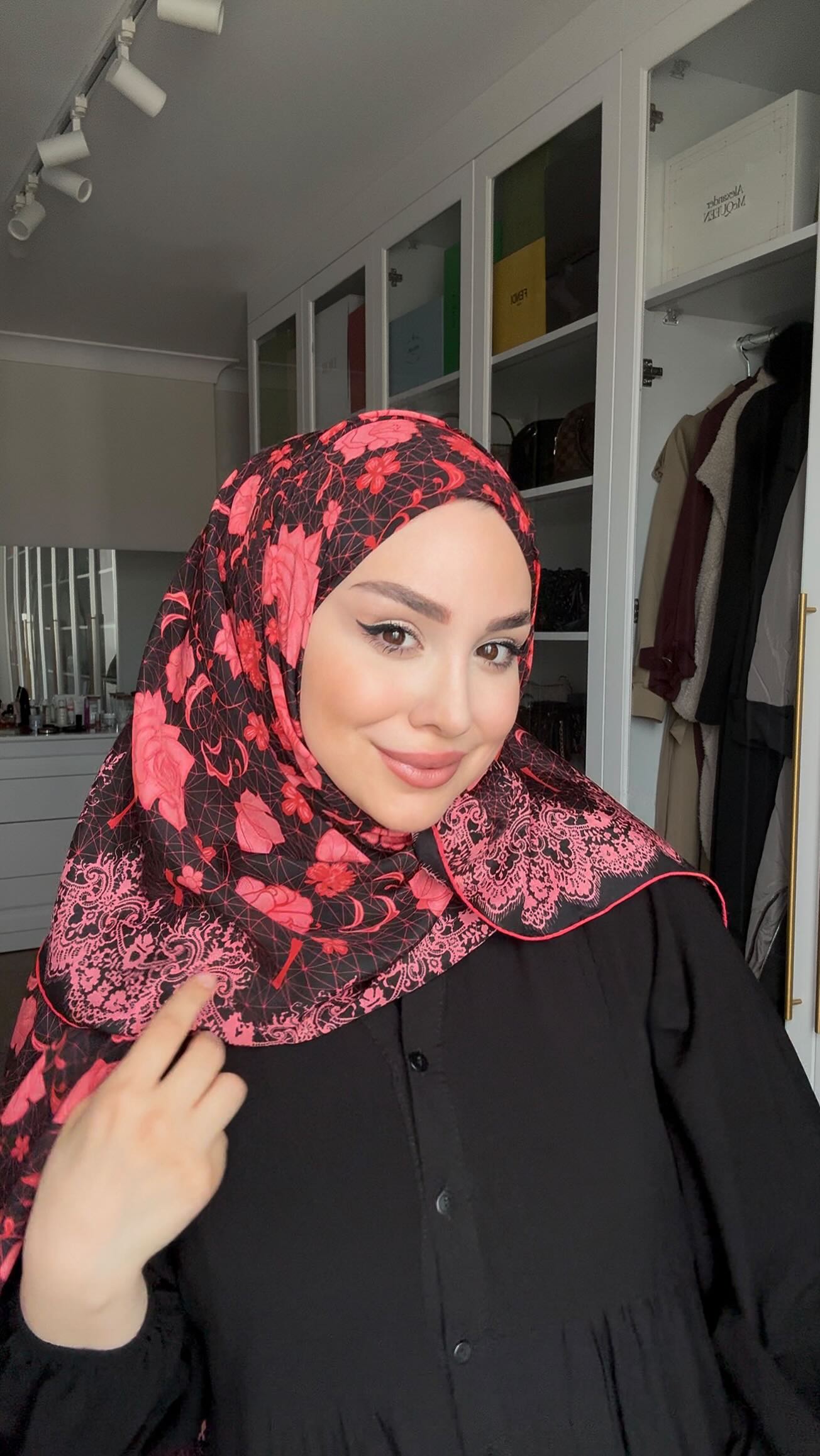 Instagram post by @hzlaydnn for Imannoor. Caption reads: Bir @imannoor şal ile saniyeler için kaç model....