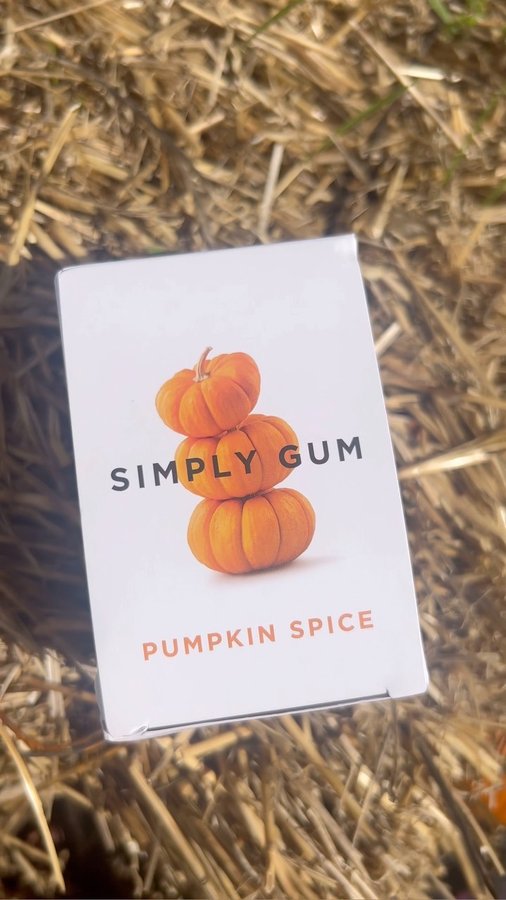 Instagram post by @good.eats.v for Simply Gum. Caption reads: 🎃PUMPKIN SPICE GUM🎃
Would you try pumpkin spice....