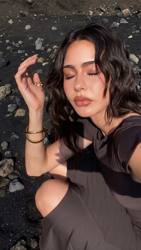 Instagram post by @dany_reyesv for H&M Beauty. Caption reads: [...] flat tire and hiking in full glam now.....